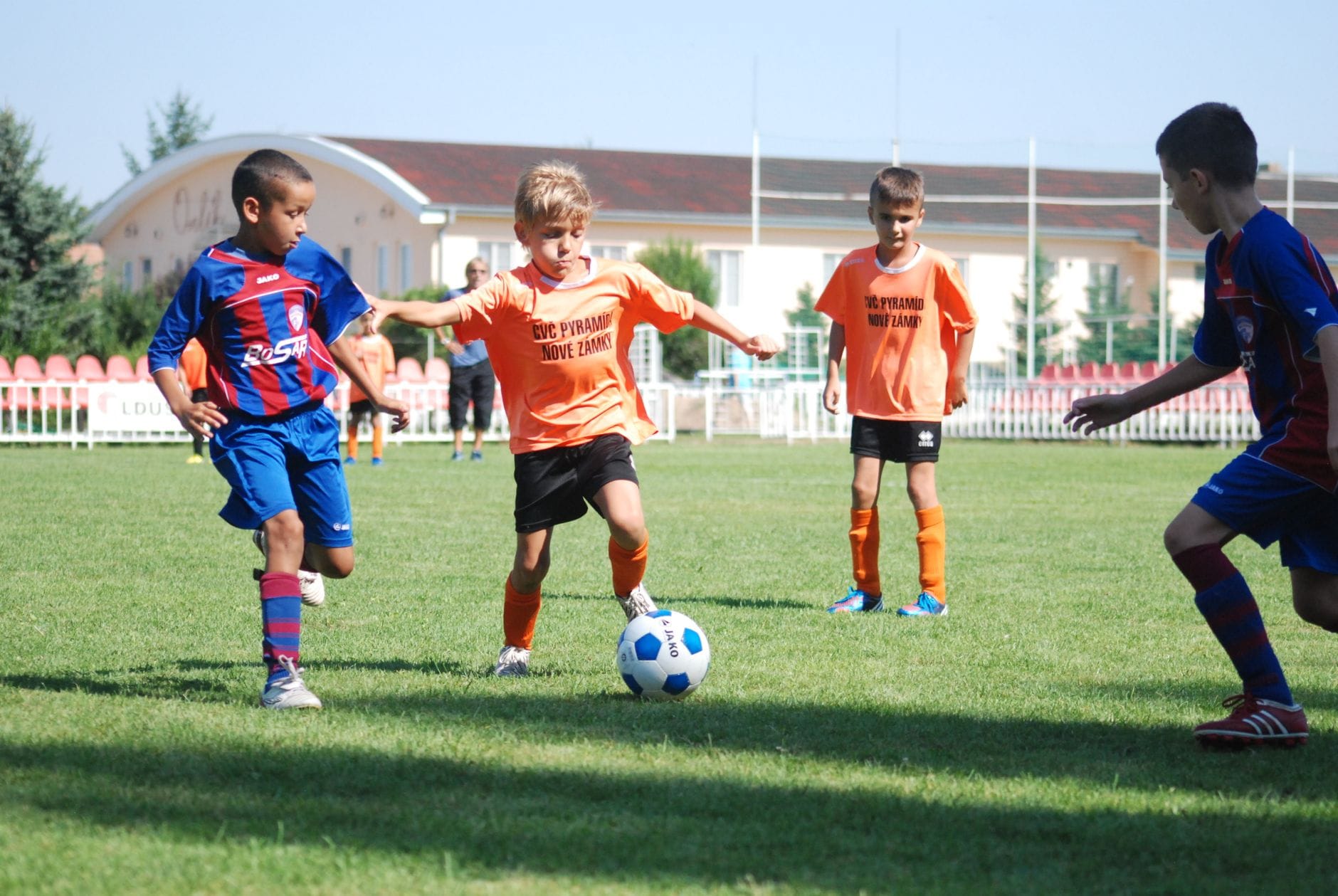 Sporty zespołowe dla dzieci z ADHD: jak ruch w grupie pomaga w koncentracji i regulacji emocji Chłopcy z ADHD grają w piłkę nożną na słonecznym boisku