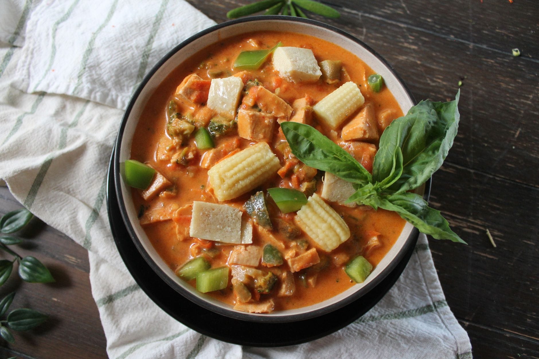 Miska tajskiego czerwonego curry z tofu i warzywami