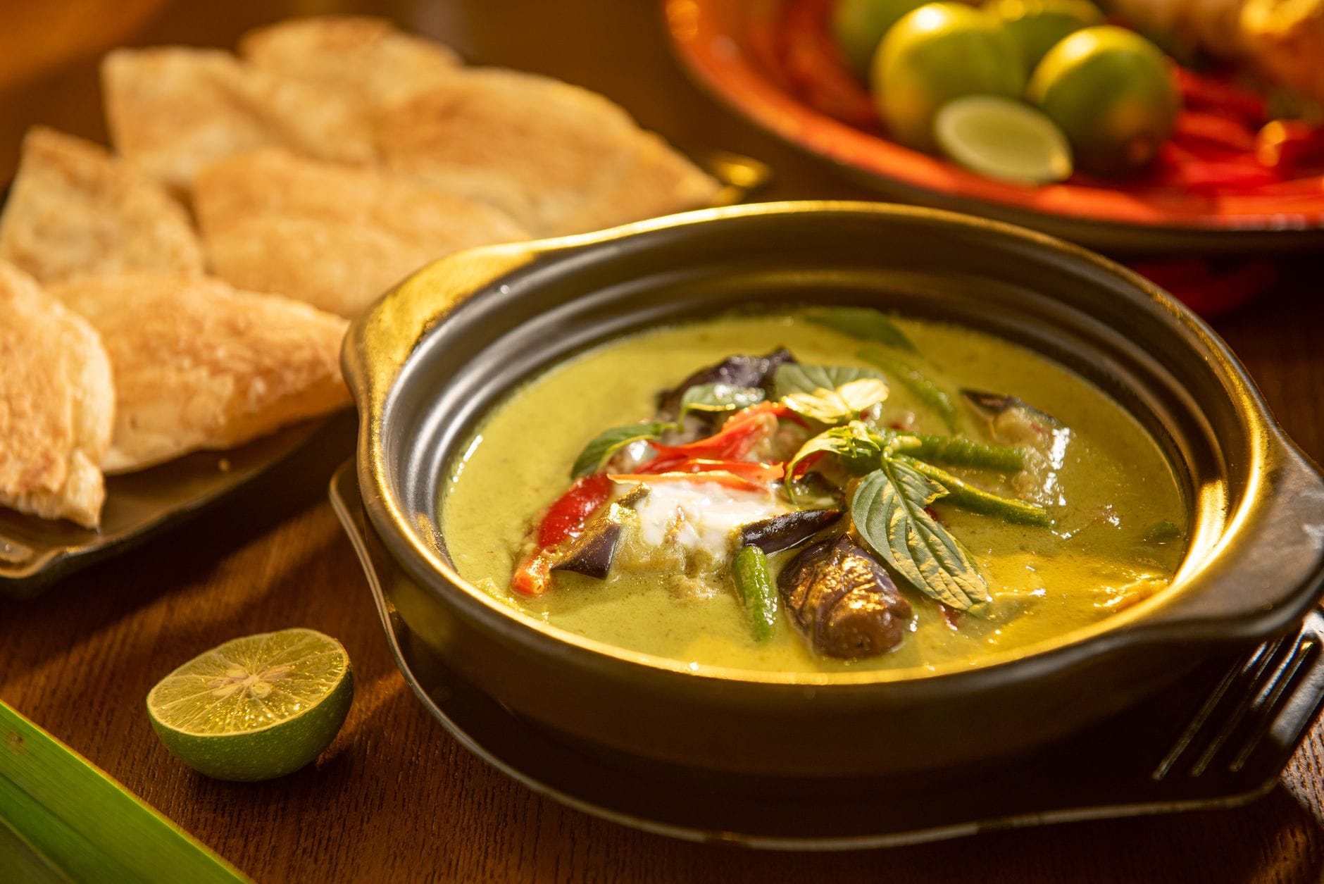 Kuchnia tajska w domu: aromatyczne curry, pad thai i inne proste dania na start Zielone tajskie curry z warzywami w czarnej misce