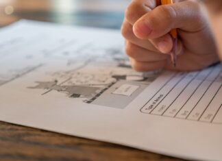 Integracja sensoryczna a trudności w nauce pisania i czytania: sygnały alarmowe Uczeń szkoły podstawowej wypełnia test o zwierzętach ołówkiem